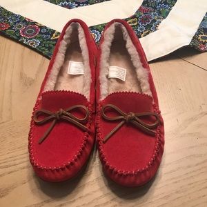 New in box Abeo "Halifax" slippers sz 7  red